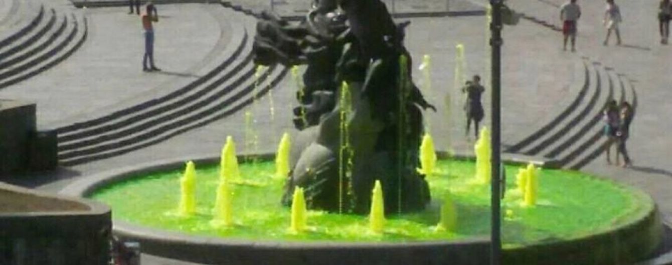 Вандали-рецидивісти знову пофарбували воду у фонтанах на Майдані Незалежності