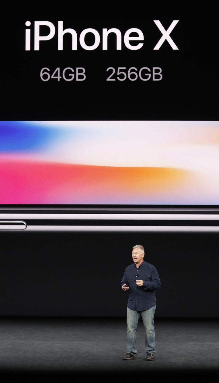 Три нових iPhone, говіркий годинник та 3D-емоції. Усі новинки Apple