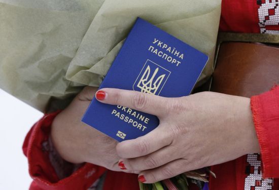 Біометричні закордонні паспорти отримали 140 тис. кримчан - нардеп