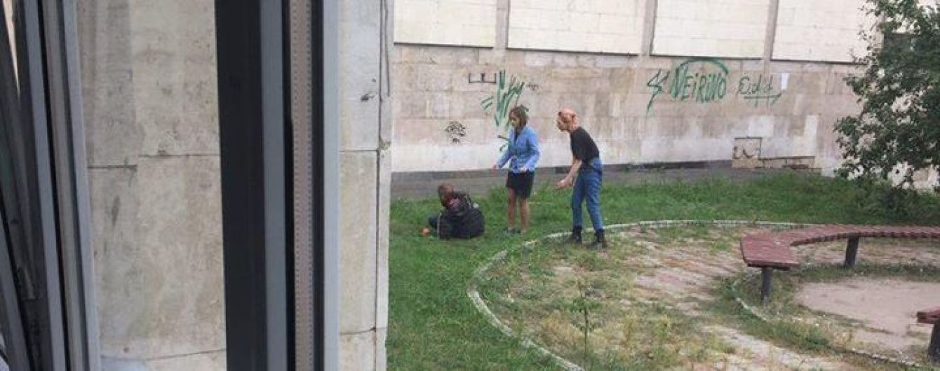 В Киеве мужчина перерезал себе горло из-за потери работы