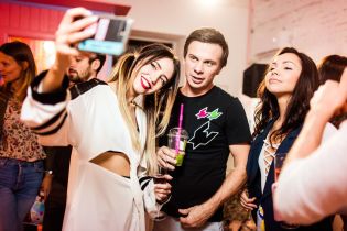 Кольорове шампанське, рожеві кульки та блискітки: Надя Дорофєєва відкрила шоурум у центрі Києва