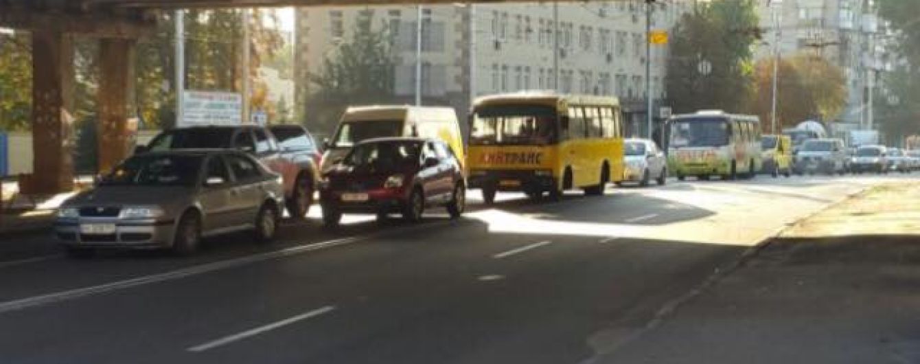 В Киеве из-за прорыва трубы изменили маршруты ряда троллейбусов