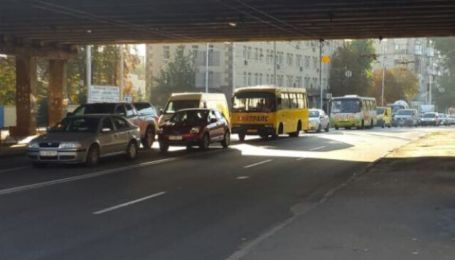 У Києві через прорив труби змінили маршрути низки тролейбусів