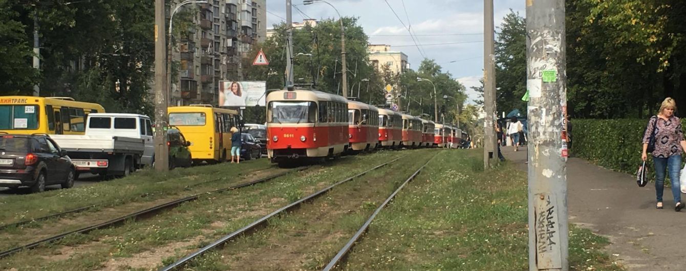 У Києві жінка потрапила під колеса трамвая