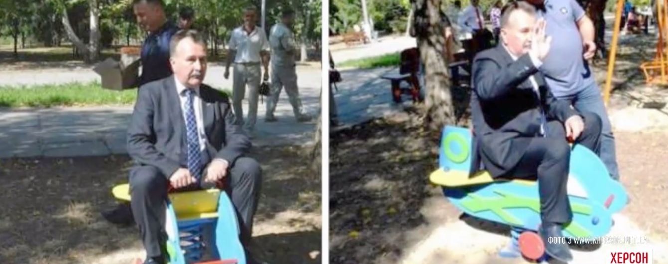 Мер Херсона на гойдалці для малюків став хітом соцмереж