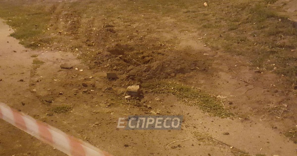 "Не взрыв". В полиции рассказали, что образовало воронку на одной из улиц Киева