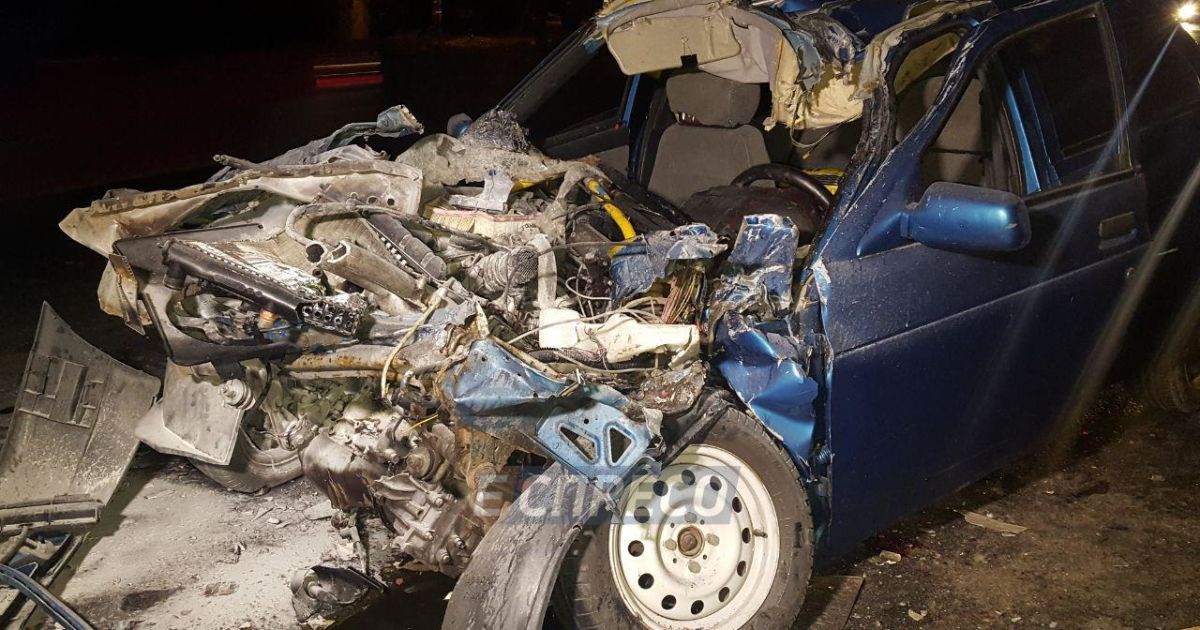 У Києві легковик на великій швидкості врізався у вантажівку: є постраждалі