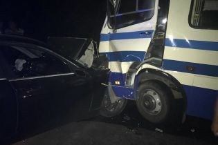 На трассе под Одессой пьяный водитель на BMW въехал в маршрутку с пассажирами