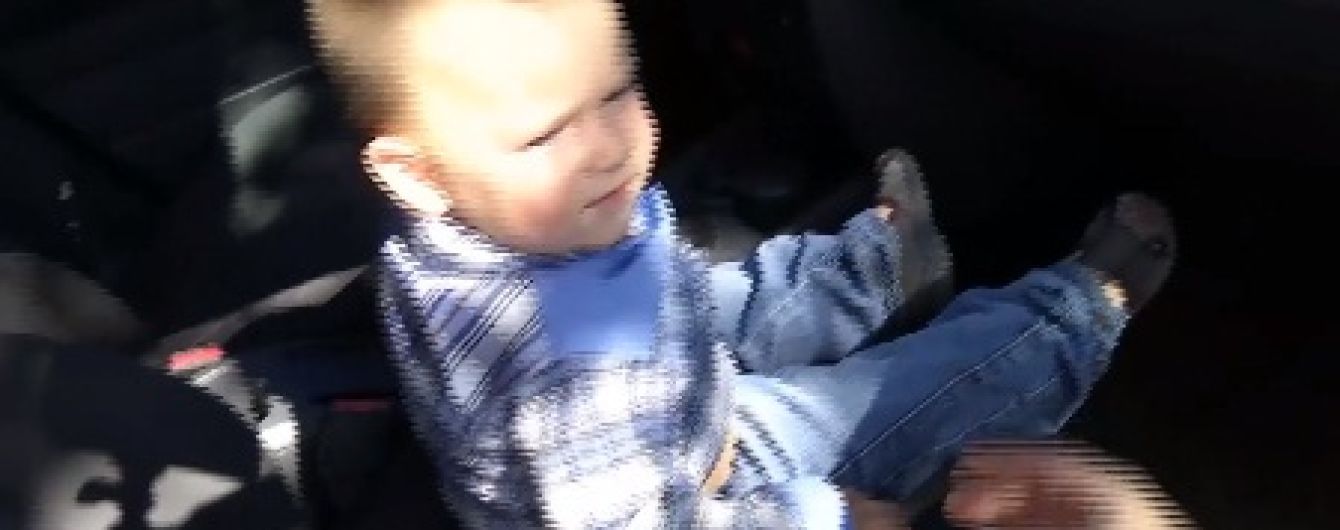 На Полтавщине 1,5-летний малыш посреди ночи сбежал из дома и выскочил на дорогу под колеса такси