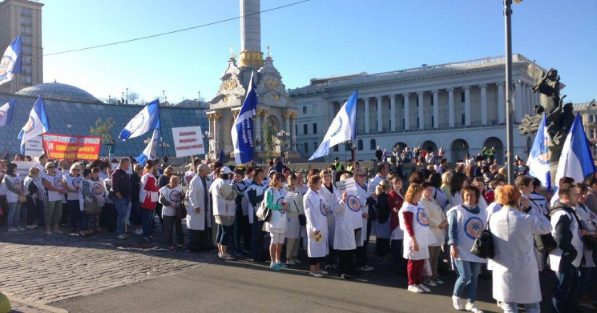 В центре Киева тысячи врачей вышли на митинг против медреформы, полиция перекрыла улицу Грушевского