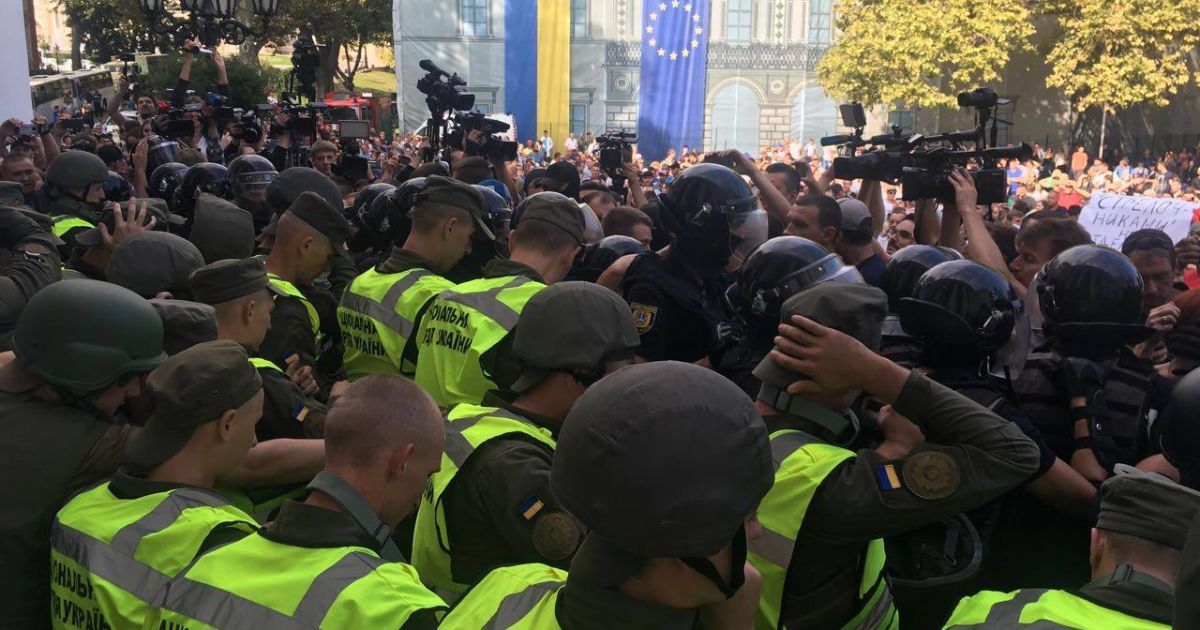 В столкновениях под горсоветом Одессы пострадали 36 правоохранителей