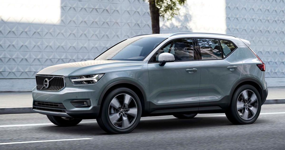 Новый кроссовер Volvo XC40 увидели на заправке в Швеции