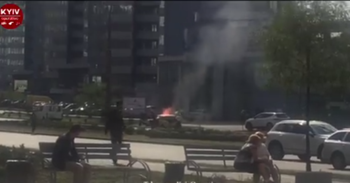 На Днепровской набережной в Киеве загорелось авто