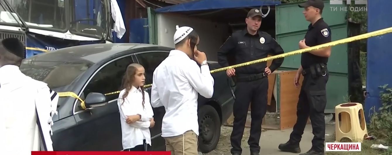 Взрыв в Умани: на гараж с хасидами сбросили гранату с многоэтажки