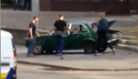 В центре Киева разбили неправильно припаркованное авто