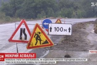 На Рівненщині дорожники у зливу робили ремонт дороги вартістю 59 млн грн