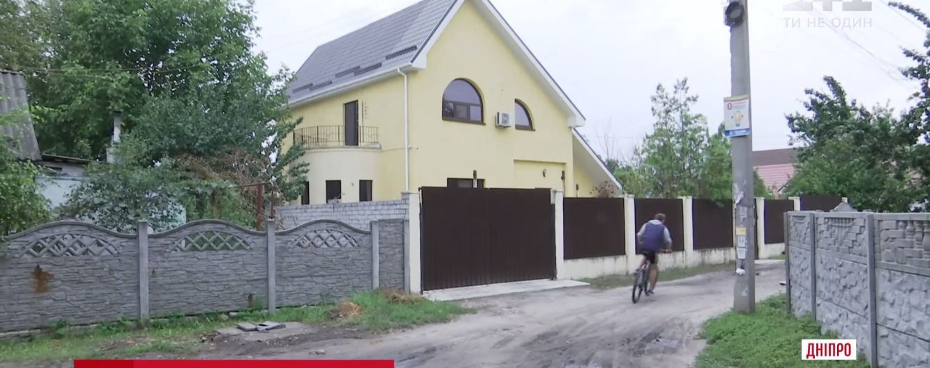 ТСН розшукала у Дніпрі помешкання суддів, яким закидають хабар Холодницькому