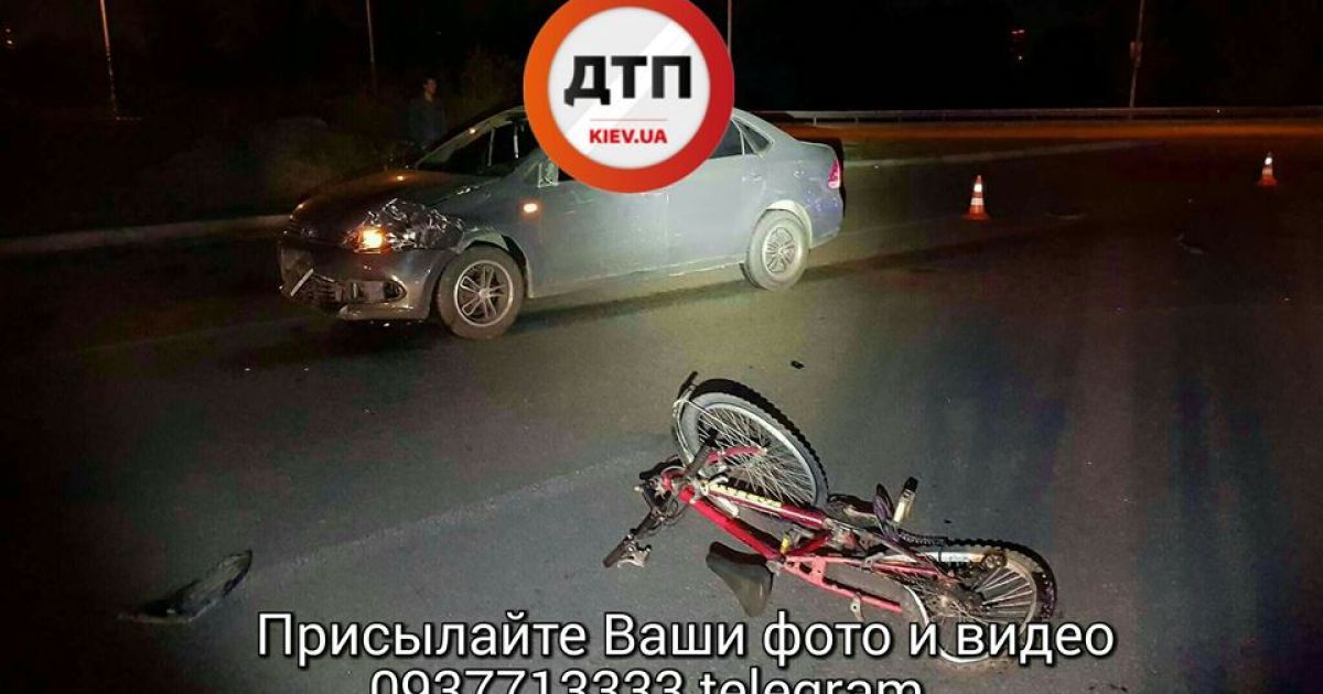 В Киеве водитель Volkswagen сбил велосипедиста, который ехал ночью без светоотражающих значков