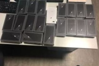 У "Борисполі" митники вилучили понад 20 iPhone 8, які намагалися нелегально ввезти до України