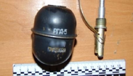 У Києві чоловік побив дружину і погрожував підірвати гранату в кафе