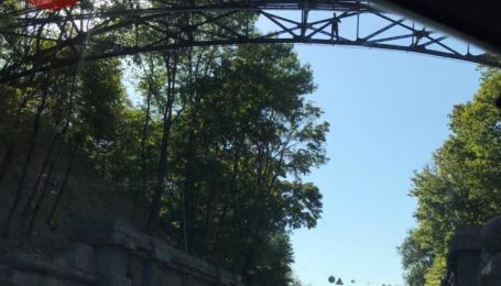 Со столичного Моста влюбленных собирается прыгнуть молодой человек