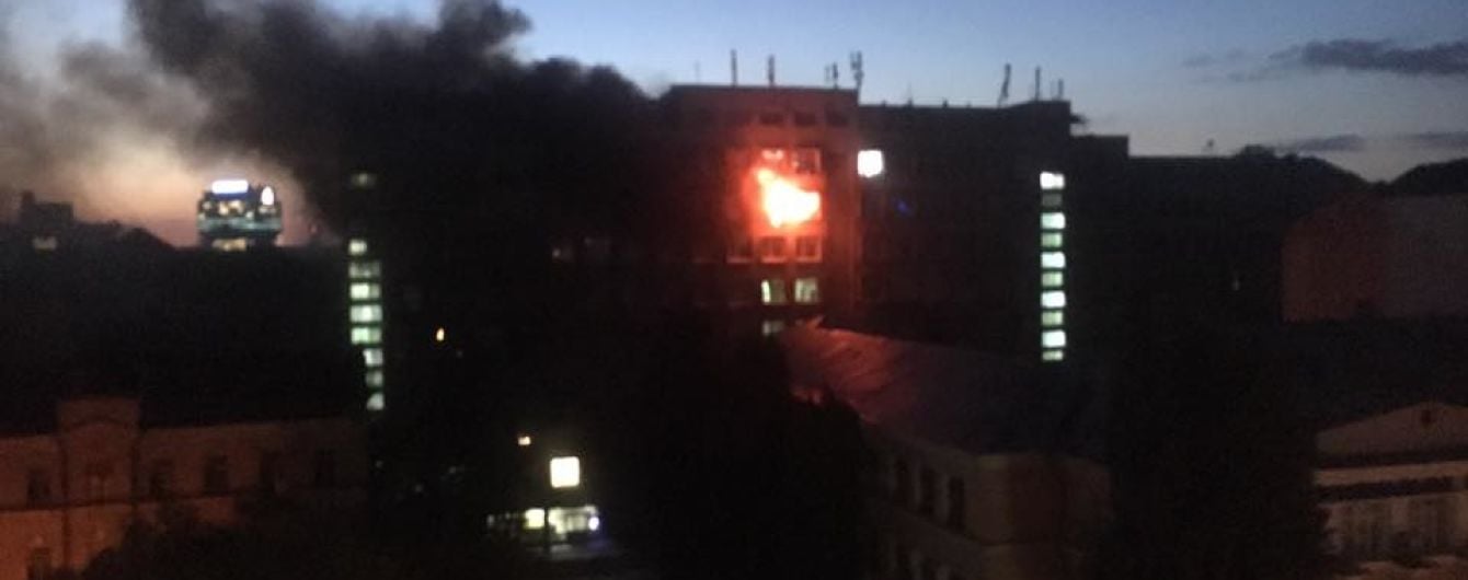 Во время пожара в киевском университете огнеборцы спасли мужчину
