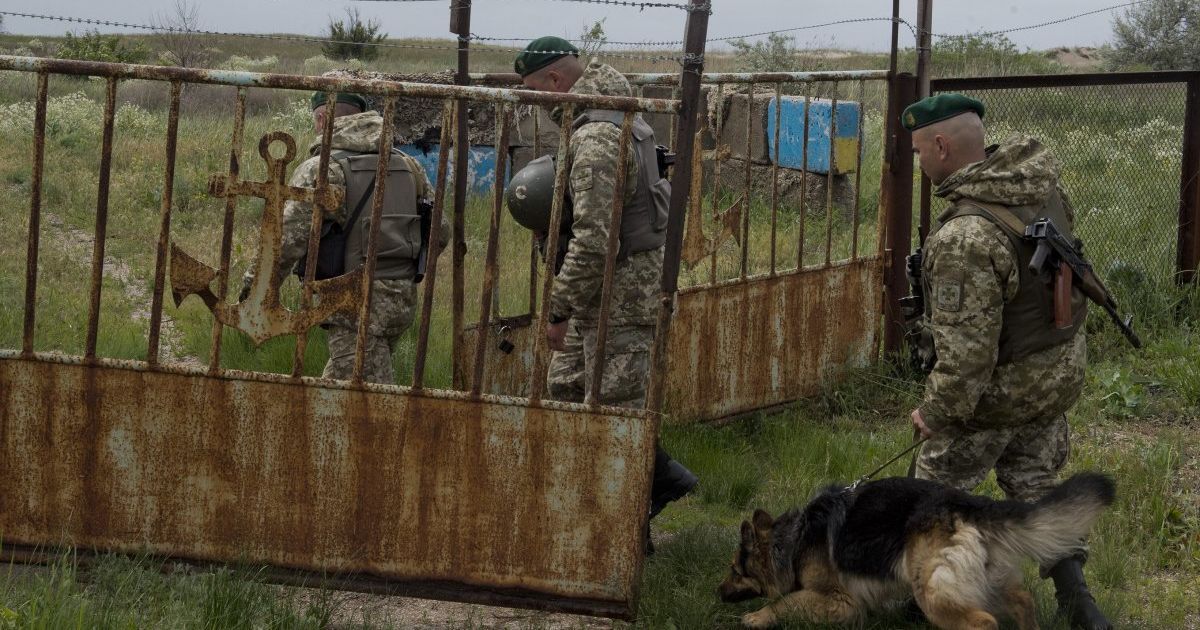 На Луганщине на неизвестной взрывчатке подорвались двое пограничников