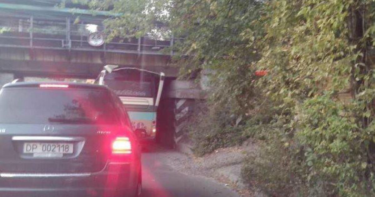 В Киеве под слишком низким мостом автобусу снесло крышу и он стал "кабриолетом"