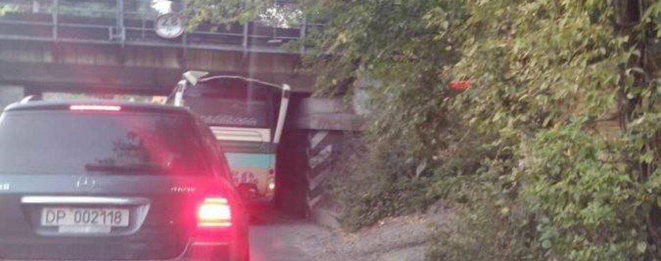 У Києві під занизьким мостом автобусу знесло дах і він став "кабріолетом"