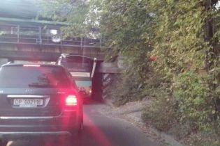 У Києві під занизьким мостом автобусу знесло дах і він став "кабріолетом"