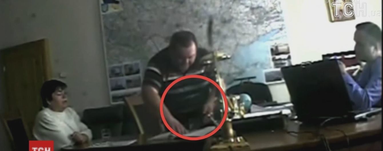 Генпрокурор показав відео, як двоє суддів намагалися дати хабар Холодницькому