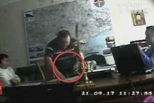 Генпрокурор показав відео, як двоє суддів намагалися дати хабар Холодницькому