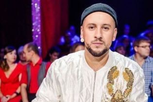 MONATIK показал свою знаменитую бабушку и поздравил ее с праздником