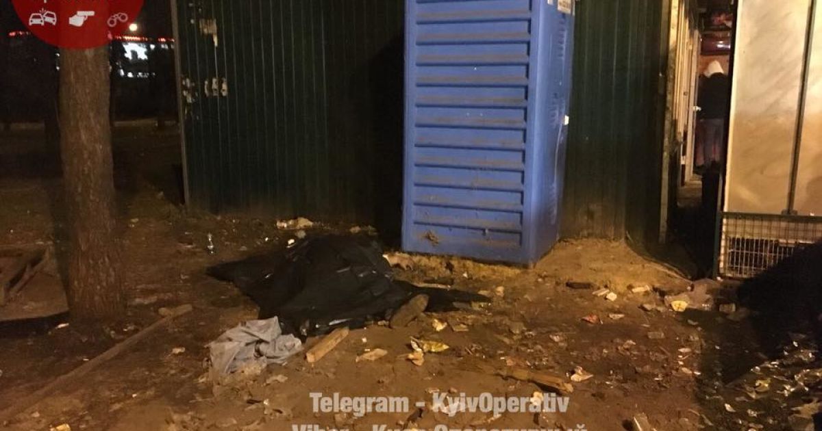 В Киеве возле станции метро нашли мертвого мужчину