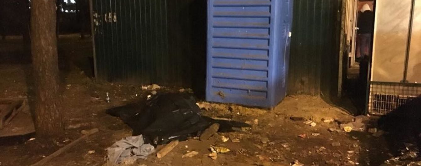 У Києві біля станції метро знайшли мертвого чоловіка