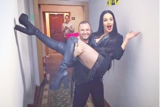 Віктор Павлік поносив довгокосу Астаф’єву у боді на руках