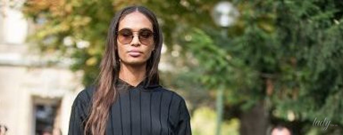 В ботфортах и без трусов: сексуальная Джоан Смоллс пришла на показ Mugler