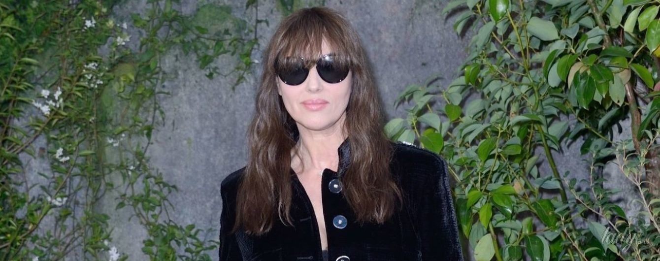 В модном бархатном пальто и с сумкой Chanel: Моника Беллуччи на Парижской неделе моды