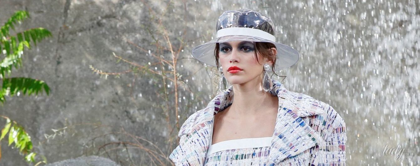 В прозрачных пластиковых сапогах и шляпе: Кайя Гербер открыла показ Chanel в Париже