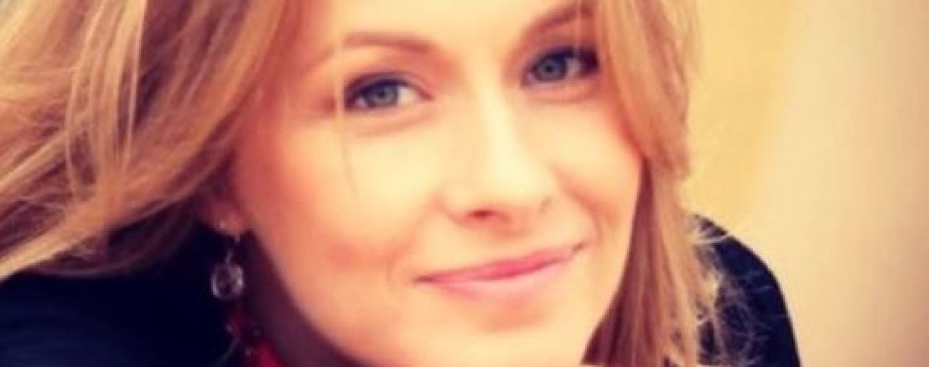 Елена Кравец вместе с подросшими двойняшками нарядилась в одинаковые рубашки