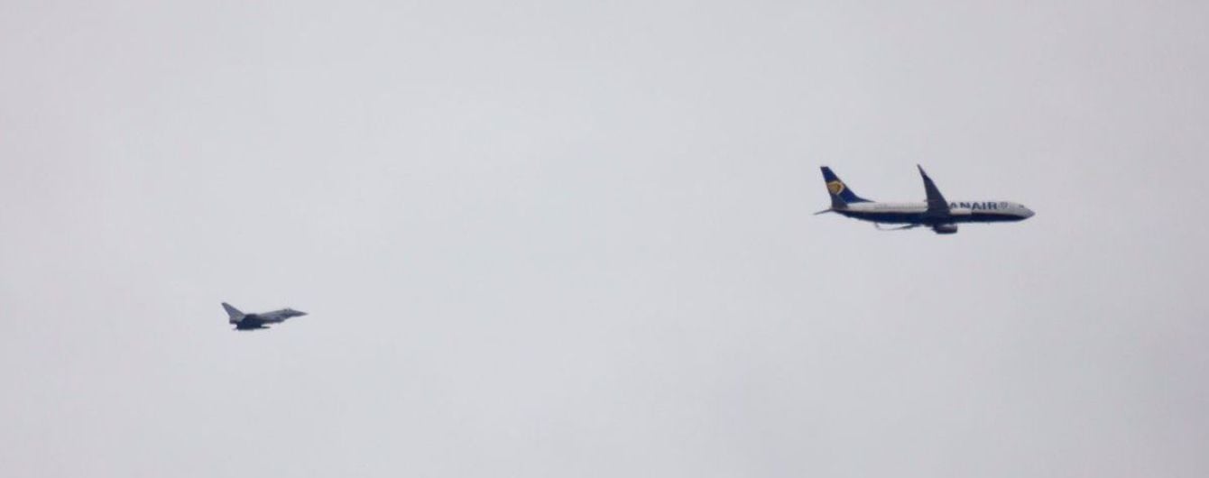 Британские истребители подняли в небо через сигнал опасности в самолете Ryanair