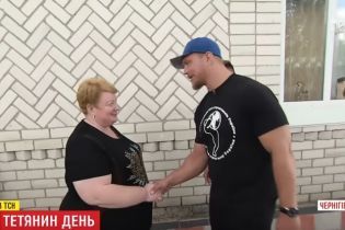 Експеримент ТСН. Фітнес-тренер зірок влаштував майстер-клас із молотками для пишних жінок із села