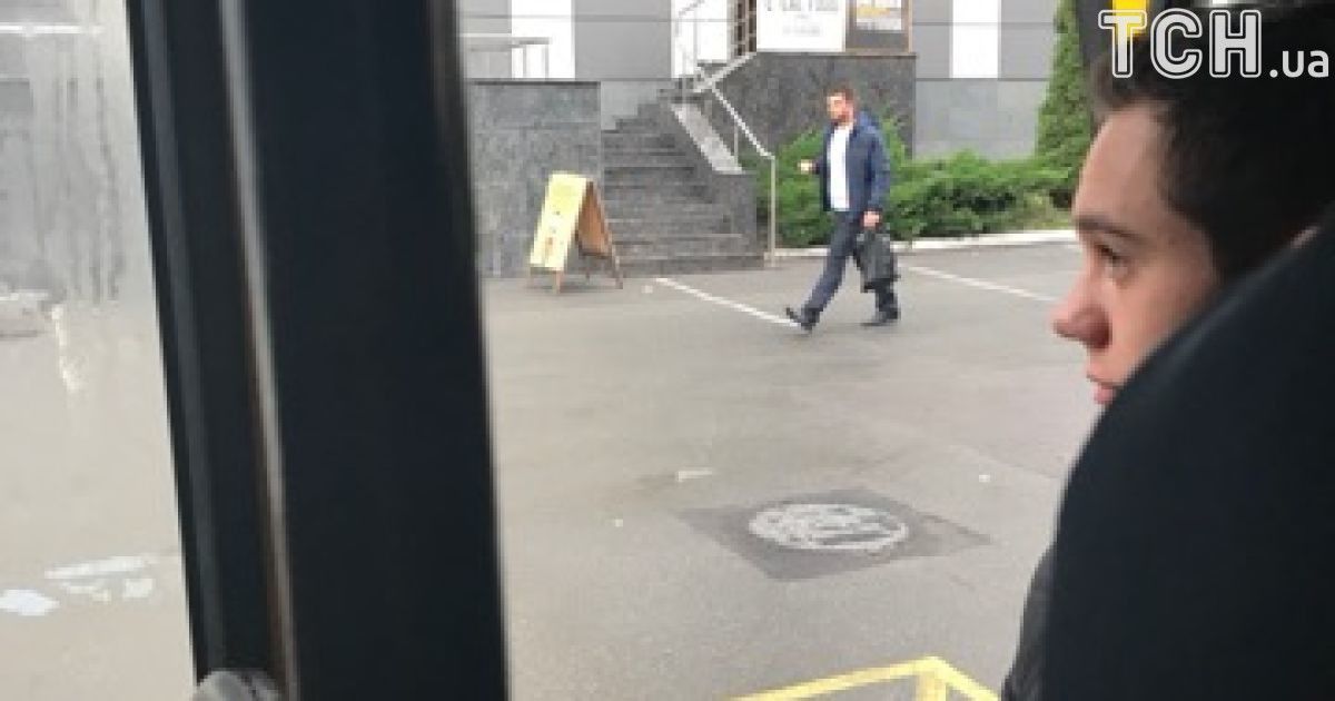 В Киеве «забитая» пассажирами маршрутка ехала с открытой дверью