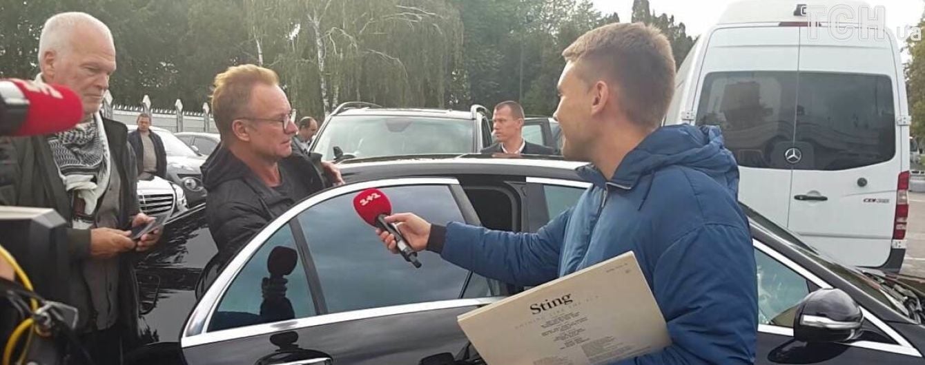 В окулярах та із рюкзаком: легендарний Стінг приземлився у Києві