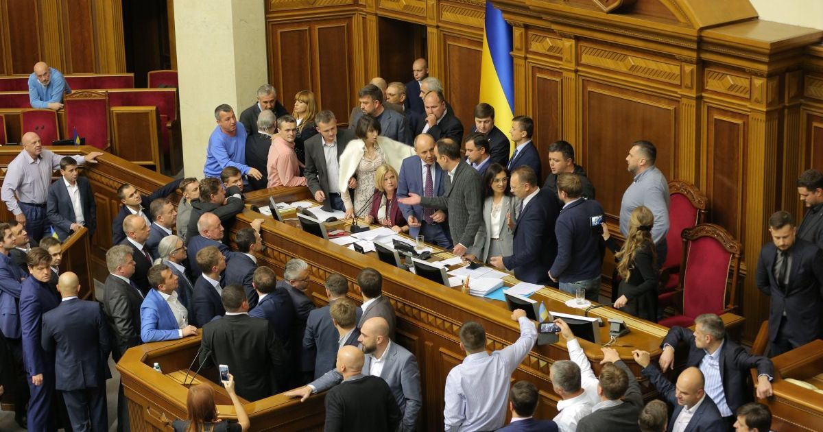 Парубий объявил об исключении из законопроекта о реинтеграцию Донбасса ссылки на Минские соглашения и закрыл заседание