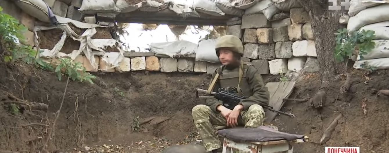 У Мар'їнці по українських військових та мирних жителях стріляє снайпер