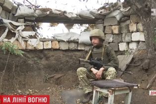 У Мар'їнці по українських військових та мирних жителях стріляє снайпер
