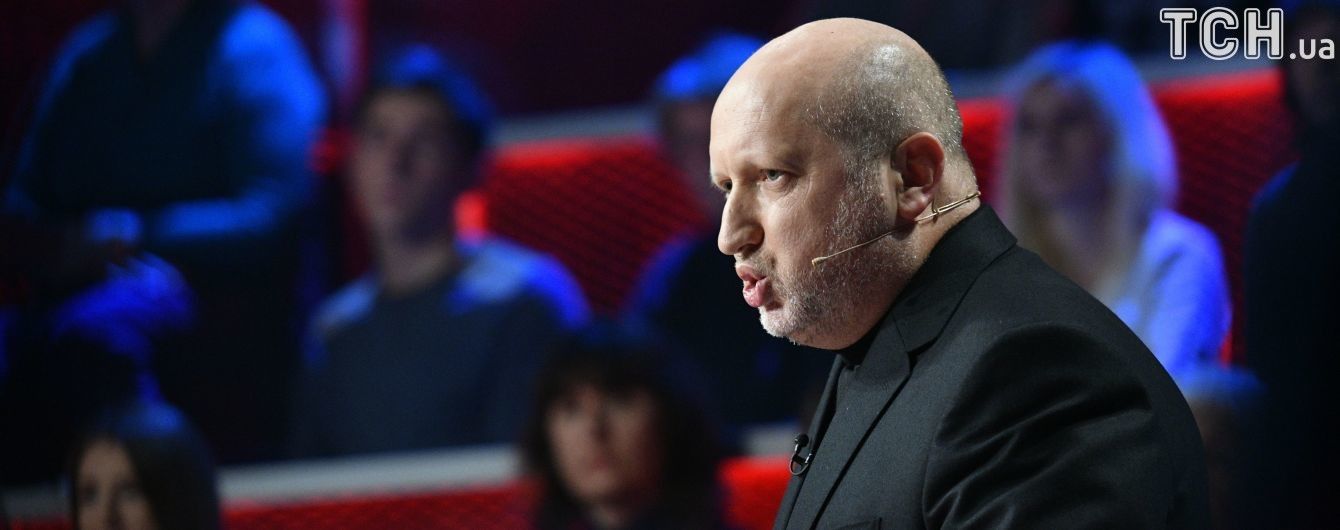 "Більшість людей плекає надію покращити своє життя не тяжкою працею, а завдяки диву" - Турчинов порівняв Страсний тиждень з ситуацією в Україні