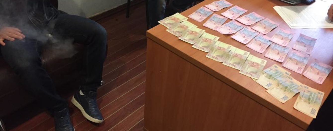 На Донетчине начальник патрульной полиции "сдал" мужчин, которые хотели дать ему взятку