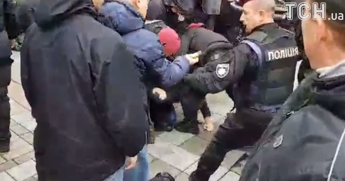 Під Радою затримували чотирьох активістів, які намагались пройти до парламенту